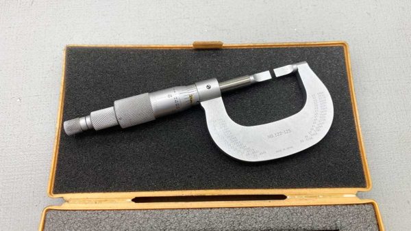The Mitutoyo 122-125 Blade Micrometer  0-1" with .0001" Graduation Blade Anvil and Spindle In Good Condition