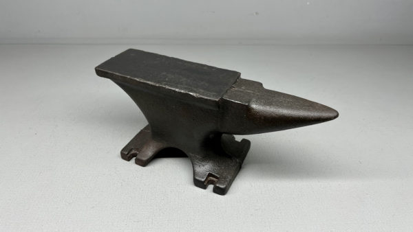 Anvil 8 1/2" Long x 2 1/4" Wide Top Weighing In At 3.5Kg In Good Condition 3 1/4" wide Base 