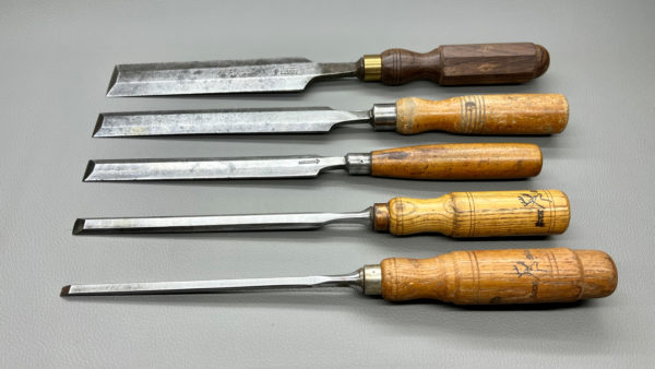 Long Pattern Makers Bevel Edge Chisels - 1 1/2" Palm Tree - 1" Sorby - 3/4" Marples - 1/2" & 1/4" Buck - 335mm - 365mm Long The handle on the 1/4" Buck has slight crack but solid