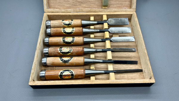 Set Of 6 Japanese Made Bevel Edge Chisels In Good Condition Come In Wooden Box