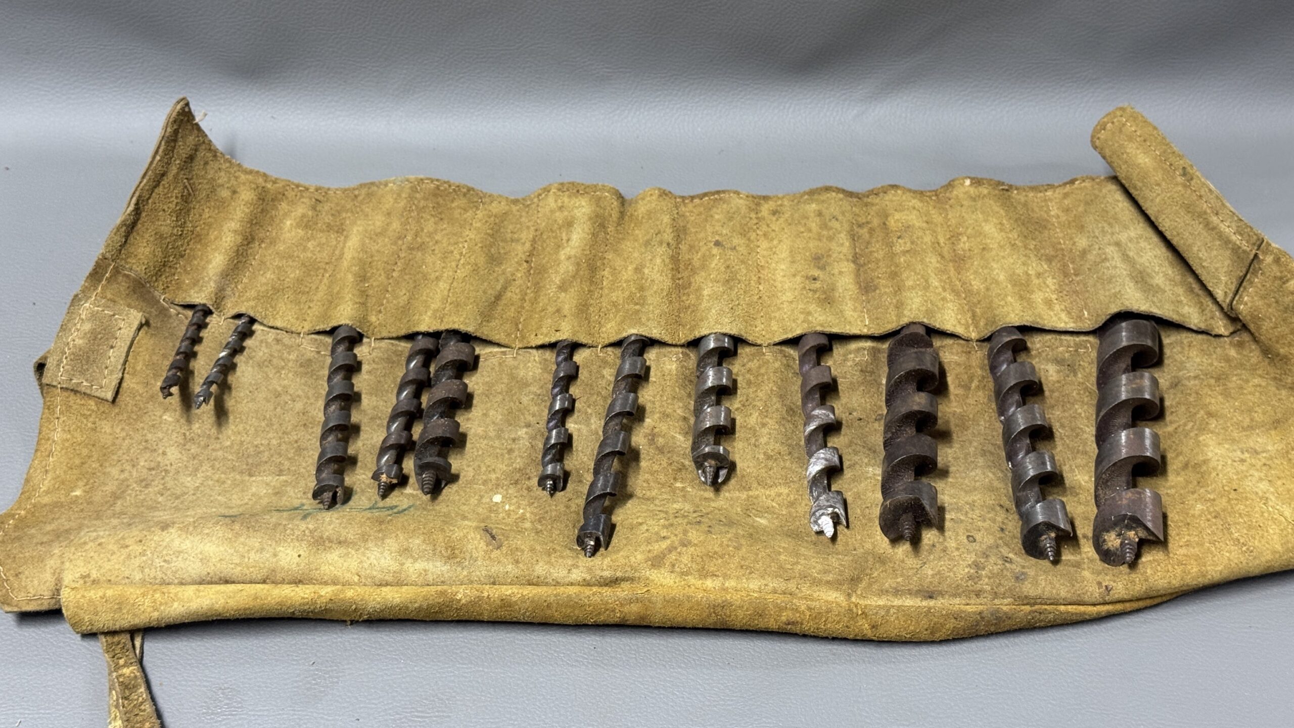 Assorted Auger Bits With Round Base