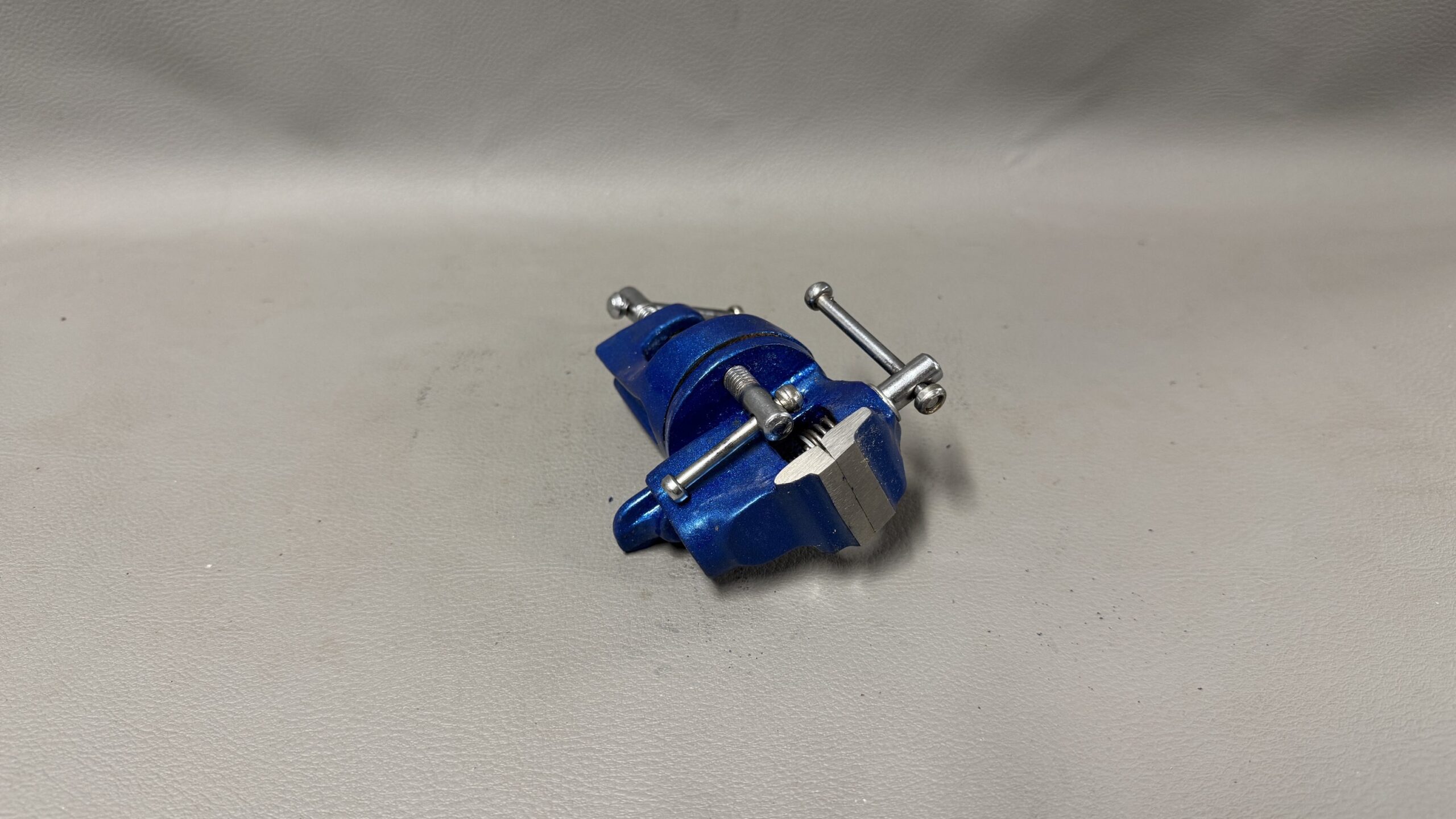 Revolving Bench Vice 32mm Jaws - Image 2